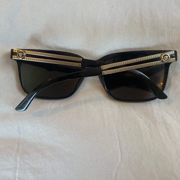 Elegant Black and Gold Women's Sunglasses - Picture 1 of 6